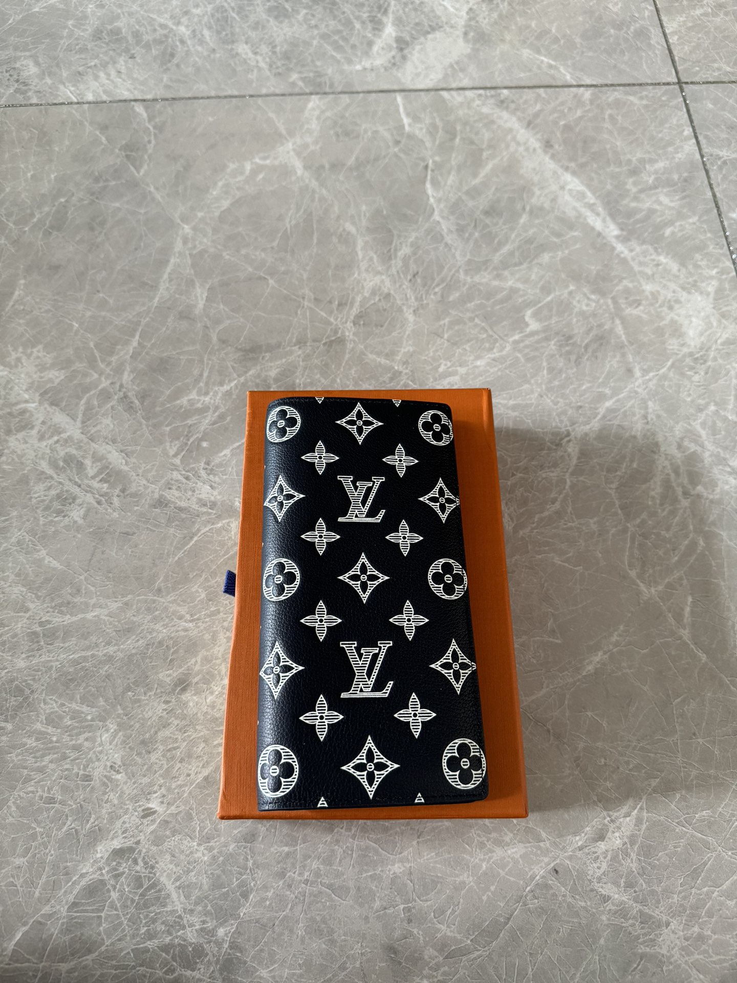 NO:178865,Genuine top-grade BRAZZA wallet M83380 suit clip Elegant appearance design with black Monogram Shadow calf leather, this very soft Brazza wallet is decorated with shallow iconic Monogram embossed. It comes with multiple card slots and compartments, including a zipper coin compartment. Detailed features 10.0 x 19.0 x 2.0 cm, LV wallet/clip, louis vuitton, business suit, cowhide19860909正品级 顶级BRAZZA 钱夹 M83380西装夹 优雅的外观设计搭配黑色Monogram Shadow小牛皮,此款十分柔软的Brazza钱夹饰有浅浅的标志性Monogram压纹.内配多个卡槽与隔层,包括一个拉链硬币隔层. 详细特征 10.0 x 19.0 x 2.0 cm,LV钱夹/手包,louis vuitton,business suit,cowhide,Bag