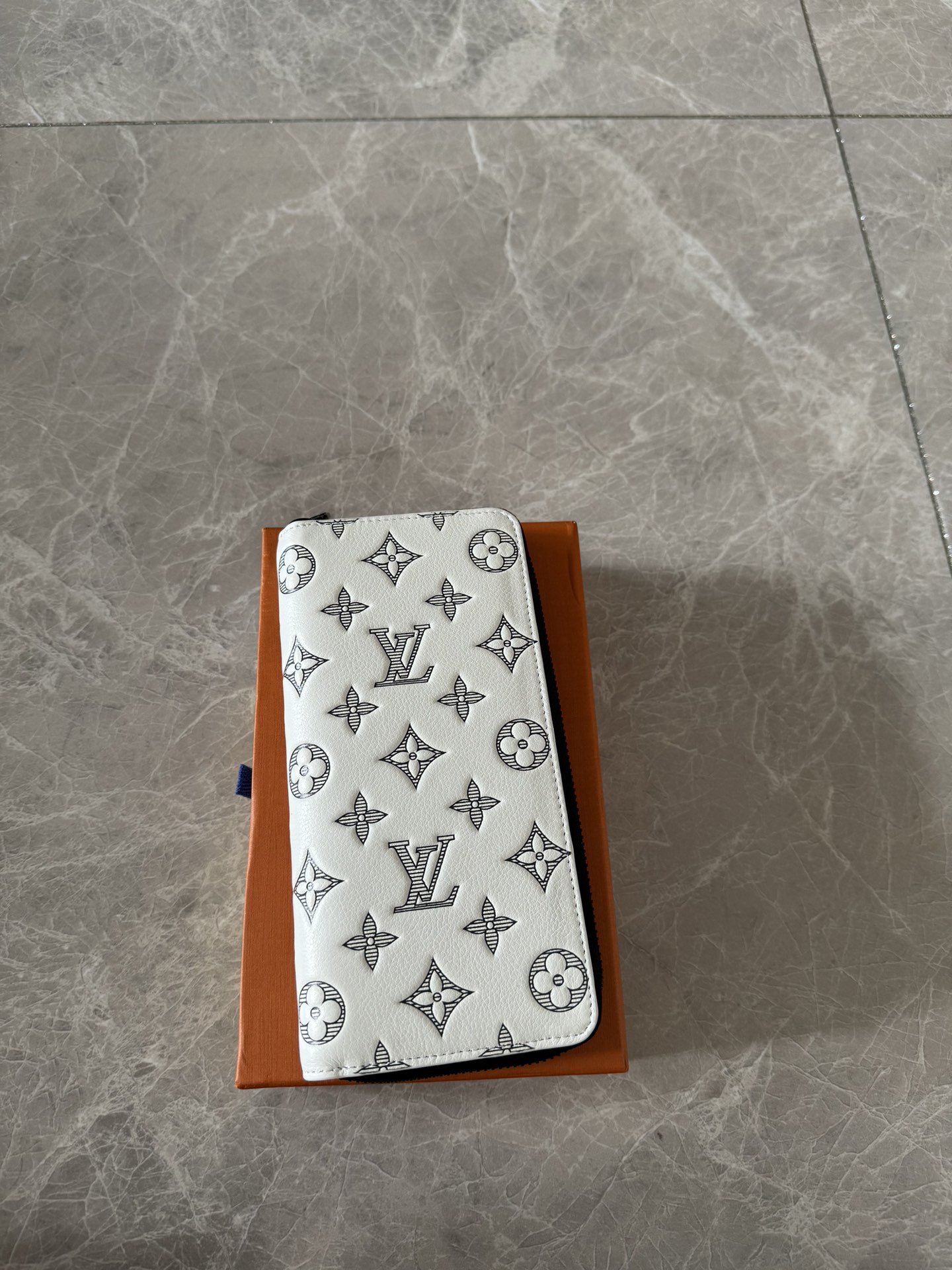 NO:178866,Genuine Grade M83381 This straight zippered wallet is made of Monogram Shadow calf leather and features black zippers, exquisite Monogram embossing and printed patterns infusing this fully zippered wallet. The wallet comes with 12 business card mezzanines and multiple pockets, including a zipper change cube, and is very practical in design. 10 x 20 x 2 cm, LV wallet/clip, louis vuitton, cowhide19860909正品级 M83381 這款直式拉鏈錢包以Monogram Shadow小牛皮製作,設有黑色拉鏈,精緻Monogram壓紋和印花圖案為這款全拉鏈錢包注入嶄新潮流氣息.錢包配有12個名片夾層和多個口袋,包括一個拉鏈零錢格,設計非常實用. 10 x 20 x 2 厘米,LV钱夹/手包,louis vuitton,cowhide,Bag