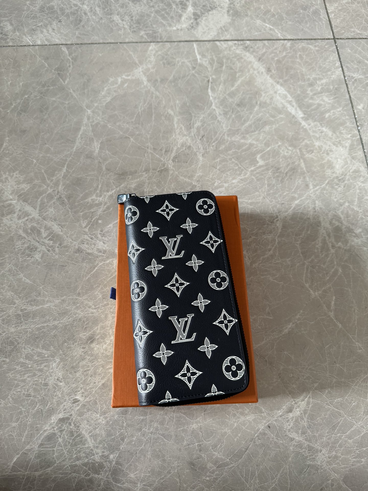 NO:178867,Genuine Grade M83381 This straight zippered wallet is made of Monogram Shadow calf leather and features black zippers, exquisite Monogram embossing and printed patterns infusing this fully zippered wallet. The wallet comes with 12 business card mezzanines and multiple pockets, including a zipper change cube, and is very practical in design. 10 x 20 x 2 cm, LV wallet/clip, louis vuitton, cowhide19860909正品级 M83381 這款直式拉鏈錢包以Monogram Shadow小牛皮製作,設有黑色拉鏈,精緻Monogram壓紋和印花圖案為這款全拉鏈錢包注入嶄新潮流氣息.錢包配有12個名片夾層和多個口袋,包括一個拉鏈零錢格,設計非常實用. 10 x 20 x 2 厘米,LV钱夹/手包,louis vuitton,cowhide,Bag