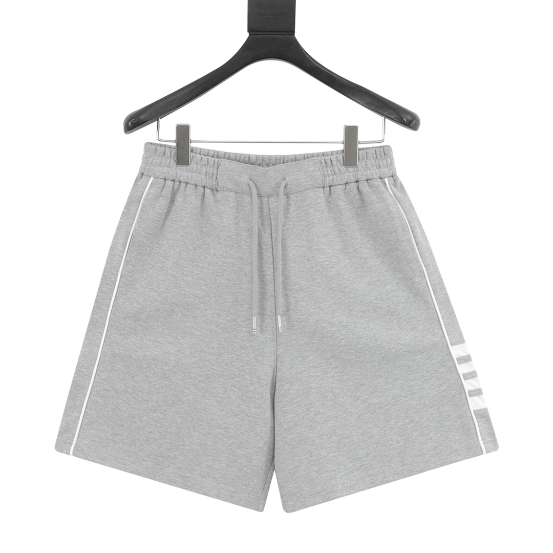 Thom Browne/汤姆布朗 侧边四杠色织短裤 定制32jc初棉毛圈，特殊色多次调整定染，多年操作TB的辅料基本完全一致了，口袋布红白蓝色织牛津纺材质，市面现货红条纹均泛橙红色，单单口袋布起订量是3000米，舒适度一如既往），相机拍摄…