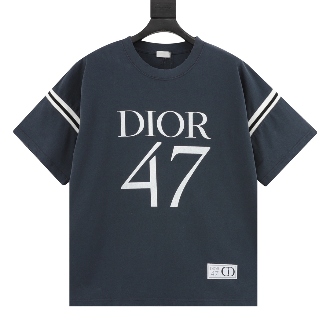 La camiseta DIOR/Dior 47 de manga corta estampada en el pecho está confeccionada con 21 hilos compactos peina…