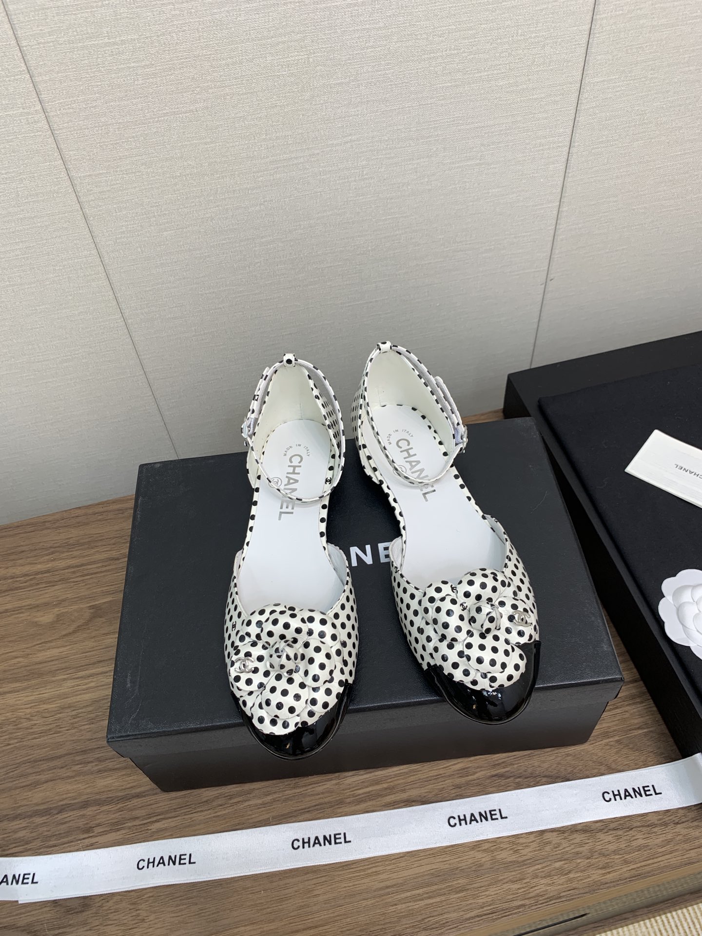 NO:653631,Chanel Chanel 25c Early Spring New Camellia Mary Jane Shoe Series - The counters are sold out like crazy, and the photos are popular on major social platforms. This catwalk model is absolutely too handsome, and it is definitely the most popular style this season. The fairies at the counter are really knowledgeable about the goods, and they will not jam or rub your feet. The texture is very soft and comfortable on the feet. Classic black and white, super versatile. Fabric: mixed sheepskin. Lining: environmentally friendly imported silk cowhide lining.  Outsole: genuine leather outsole Heel height: flat bottom Size 35-40 (40 customized), Mary Jane, chanel, chanel, mary jane, cowhide, sheepskin, Leather soles19860909香奈儿Chanel 25c早春新款山茶花玛丽珍单鞋系列—— 专柜简直疯抢了,各大社交平台热门晒图,这期的走秀款绝对太帅了,绝对是这一季最热门的款式,专柜仙女们真的太识货了,不卡脚也不会磨脚,质感上脚是非常柔软舒服的.经典的黑白配,超级百搭 面料:混种羊皮 内里:环保进口丝绸牛皮内里 大底:真皮大底 跟高:平底 码数35-40（ 40定做）,玛丽珍,chanel,chanel,mary jane,cowhide,sheepskin,Leather soles,Women's Shoes