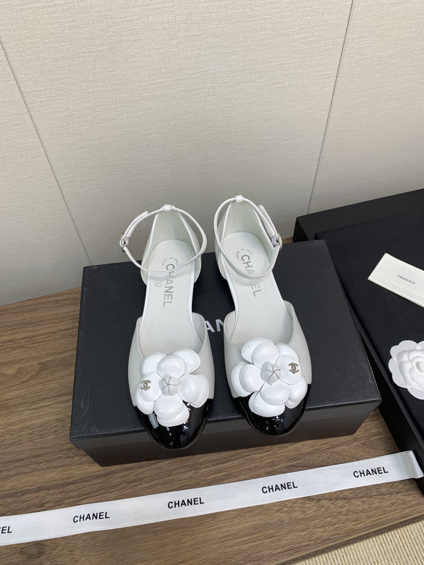 NO:653610,Chanel Chanel 24c Early Spring New Camellia Mary Jane Shoe Series - The counters are sold out like crazy, and the pictures are popular on all major social platforms. This catwalk model is absolutely too handsome, and it is definitely the most popular style this season. The fairies at the counter are really knowledgeable about the goods, and they will not jam or rub your feet. The texture is very soft and comfortable on the feet. Classic black and white, super versatile. Fabric: mixed sheepskin. Lining: environmentally friendly imported silk cowhide lining.  Outsole: genuine leather outsole Heel height: flat bottom Size 35-40 (40 customized), Mary Jane, chanel, chanel, mary jane, cowhide, sheepskin, Leather soles19860909香奈儿Chanel 24c早春新款山茶花玛丽珍单鞋系列—— 专柜简直疯抢了,各大社交平台热门晒图,这期的走秀款绝对太帅了,绝对是这一季最热门的款式,专柜仙女们真的太识货了,不卡脚也不会磨脚,质感上脚是非常柔软舒服的.经典的黑白配,超级百搭 面料:混种羊皮 内里:环保进口丝绸牛皮内里 大底:真皮大底 跟高:平底 码数35-40（ 40定做）,玛丽珍,chanel,chanel,mary jane,cowhide,sheepskin,Leather soles,Women's Shoes