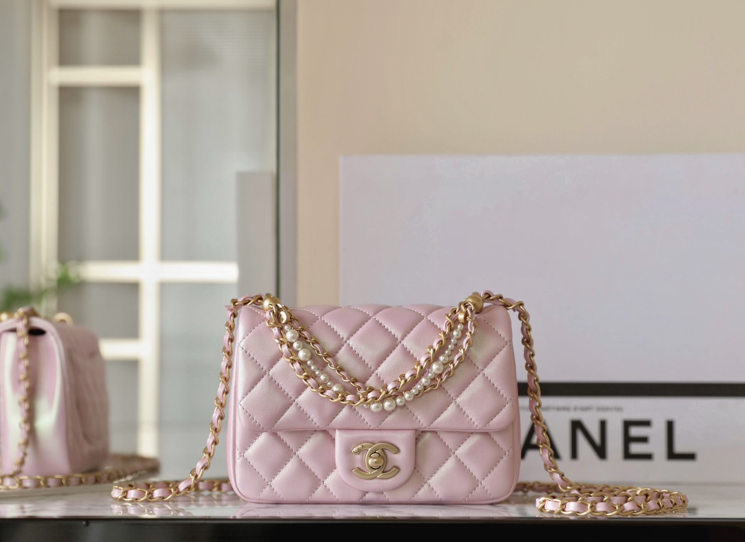 Chanel Classic Flap Bag Bolsos cruzados y bandoleras Rosa Piel de oveja Colección primavera – verano Vintage Cadena