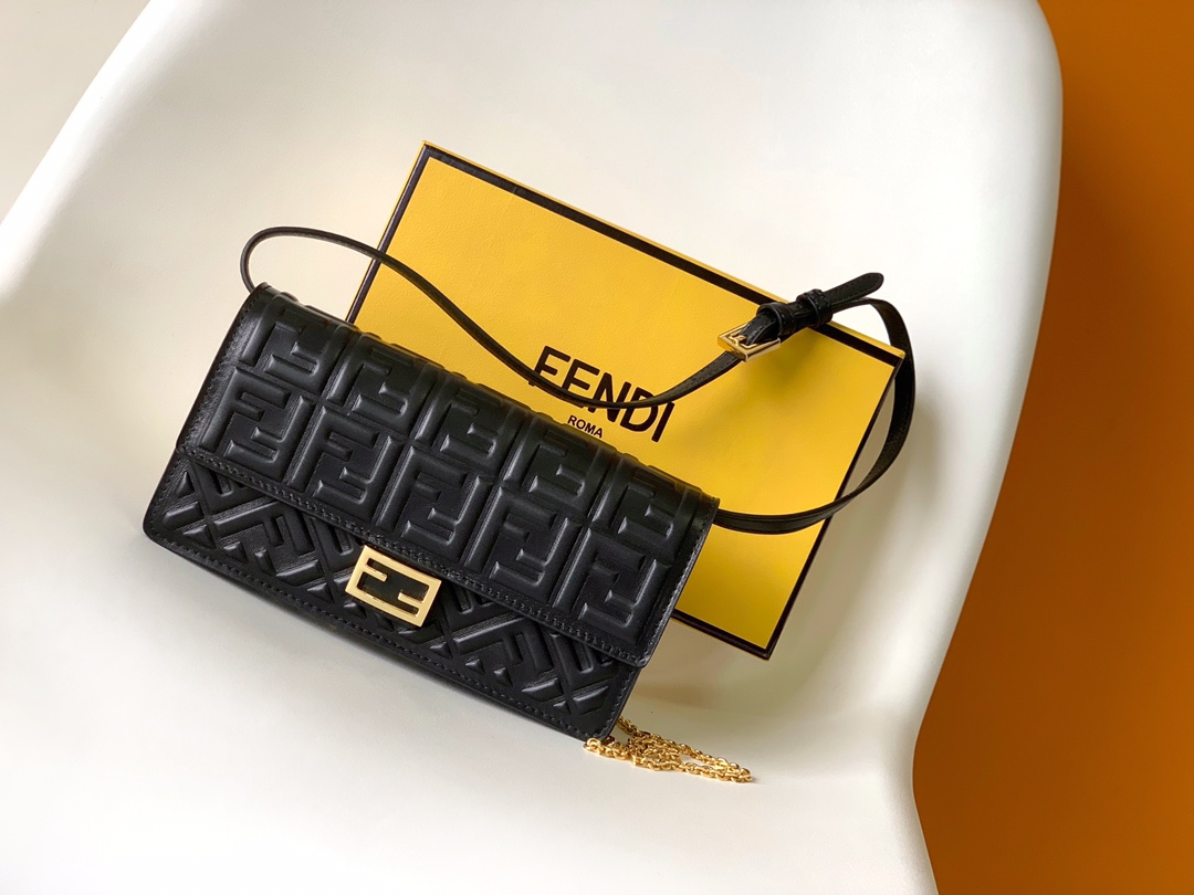 NO:182411,Genuine grade original leather version compact Baguette small bag lambskin material six slots inside compartment. Double shoulder straps, one adjustable leather shoulder strap, and a detachable chain shoulder strap for hand holding, armpit carrying or crossbody Size: 21-5-11.5cm 049,FENDI,fendi,sheepskin19860909正品级 原厂皮版本 紧凑型Baguette小包 小羊皮材质 内部隔层有六个卡槽.双肩带,其中有一条可调节皮革肩带,一条可拆卸链条肩带可手拿、腋下背携或斜挎Size:21-5-11.5cm 049,FENDI,fendi,sheepskin,Bag