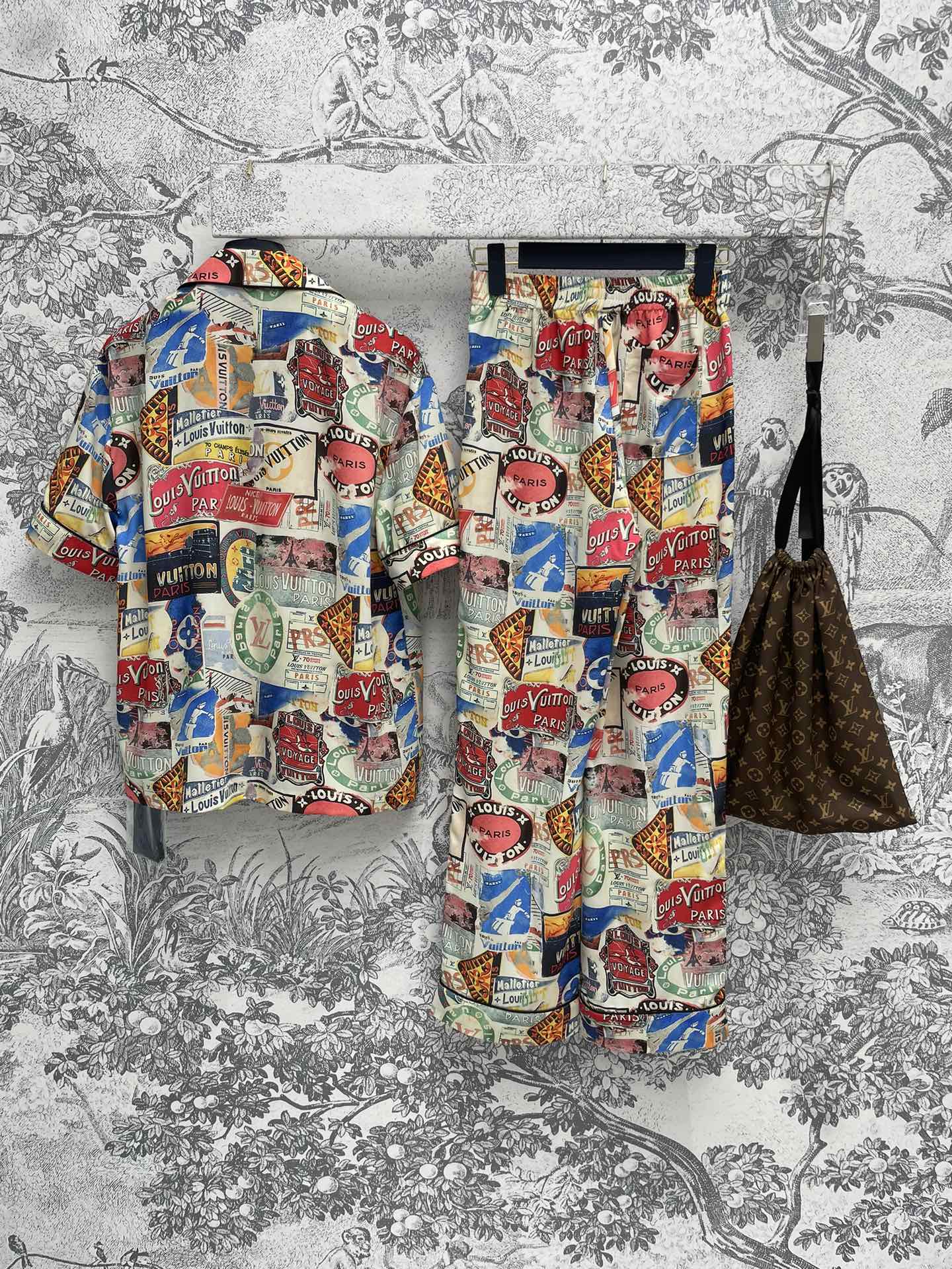 L家24春夏Flightmode系列爱丽舍宫印花睡衣套装配送老花包包收纳短袖衬衫式搭配松紧长裤经典的版型