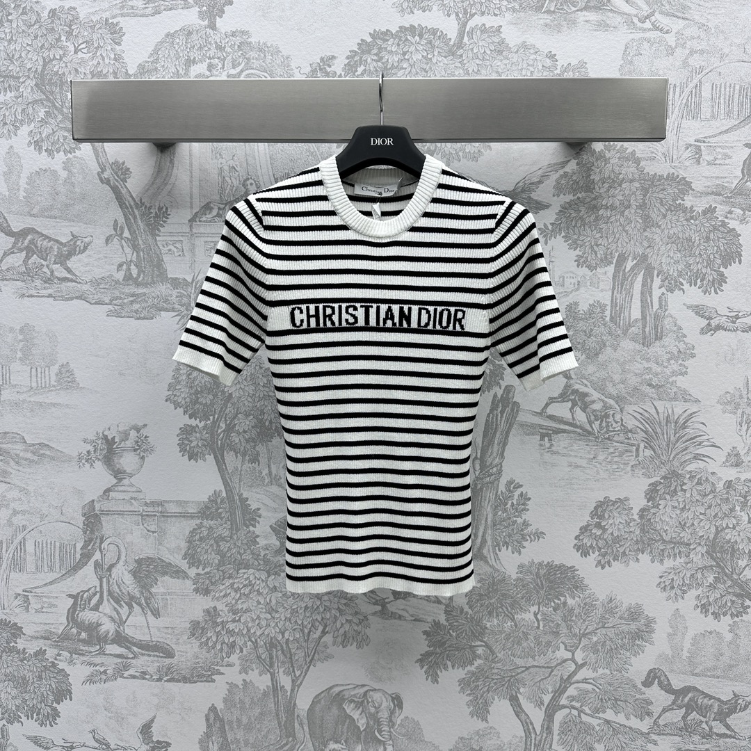 NO:696551,Dio* new product launched, striped short-sleeved knitted custom-made YB imported wool material, soft and comfortable texture, black striped texture, high-end fashion, decorated with letter crochet pattern on the chest, surface accessories development, slim fit tailoring, the upper body is slim and tolerant, can be worn alone or as an inner layer, high version, dior, T-shirt,19860909Dio*新品上架条纹短袖针织定制YB进口羊毛材质 质感软糯舒适 黑色条纹肌理 高级时髦 胸前饰以字母钩花图案装饰 面辅料开发 修身版型剪裁 上身显瘦包容 单穿内搭都   高版本,,dior,T-shirt,,Women's clothing