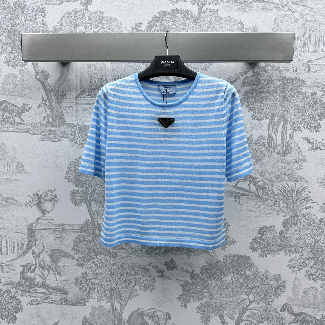NO:696559,Prad* new product launched Striped short-sleeved knitted custom YB imported wool blend material Soft and waxy texture Skin-friendly and comfortable Triangular logo decoration on the chest Stripe contrasting color design Surface accessories development Round neck regular version tailoring The upper body looks slim and stylish High version 2 colors, prada, T-shirt,19860909Prad*新品上架条纹短袖针织定制YB进口羊毛混纺材质 质感软糯 亲肤舒适 沿用胸前三角标装饰 条纹撞色设计 面辅料开发 圆领常规版型剪裁 上身显瘦洋气    高版本2色,,prada,T-shirt,,Women's clothing
