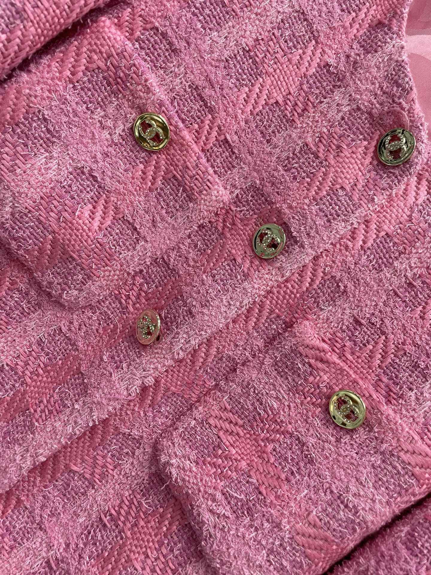 小香24春夏粉色粗花呢灯笼袖圆领外套非常适合春天的一件外套手感软糯质地细腻鲜明的温柔粉颜色俏皮活泼又不失