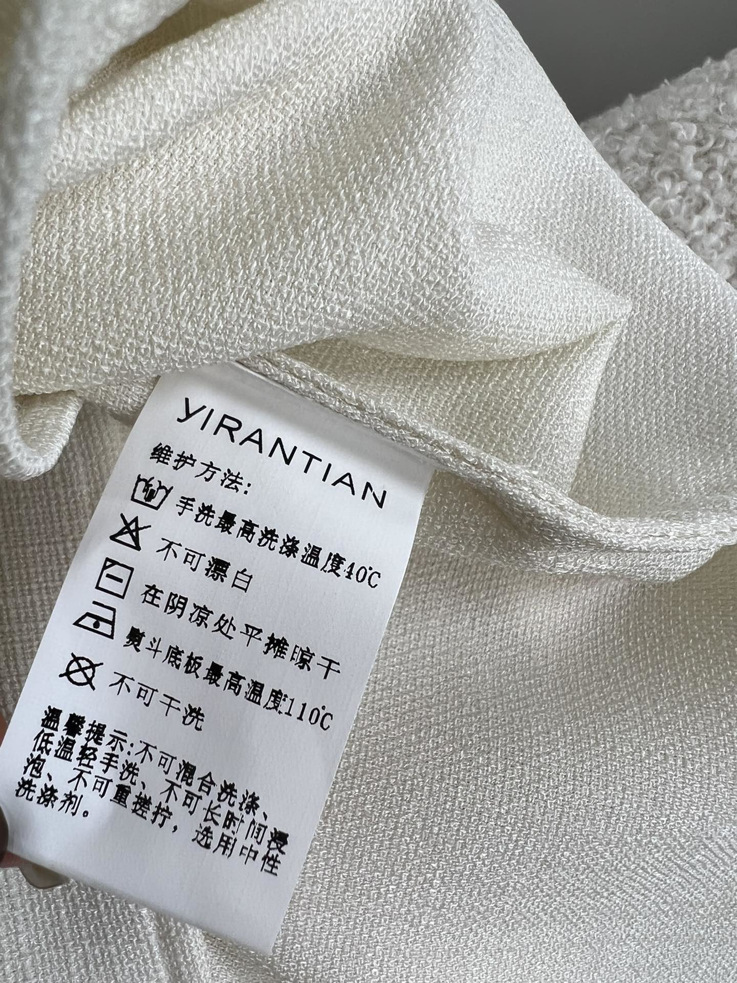 新款️！Yirantian2024夏季新款！拼色吊带裙背后松紧压褶版型利落性感迷人！三码！