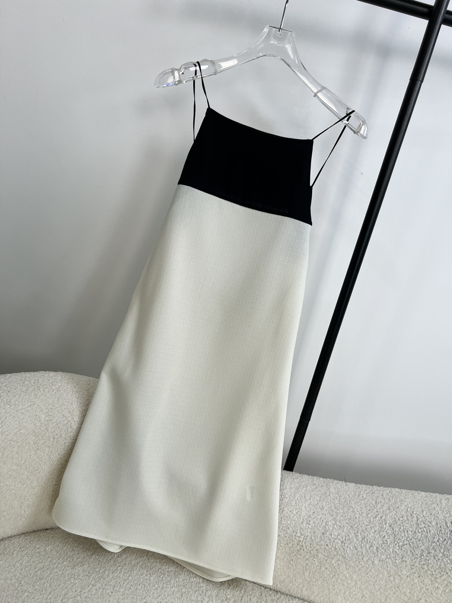 新款⬆️pzsdqw！Yirantian，2024夏季新款！拼色吊带裙，背后松紧压褶，版型利落性感迷人！三码！