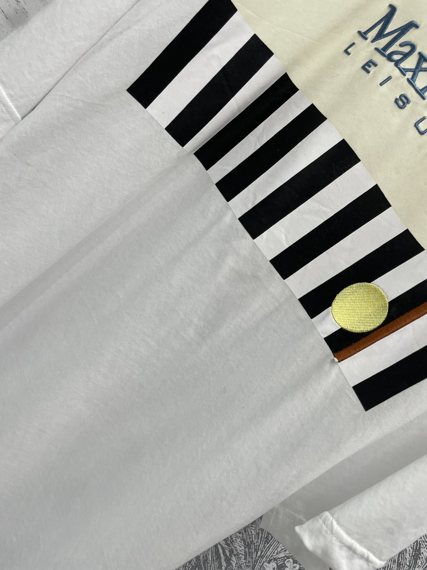 M家24新款黑白字母logo拼色T恤超大版型钢琴键字母logo图案设计独特简约而不失时尚感男女同款让你轻