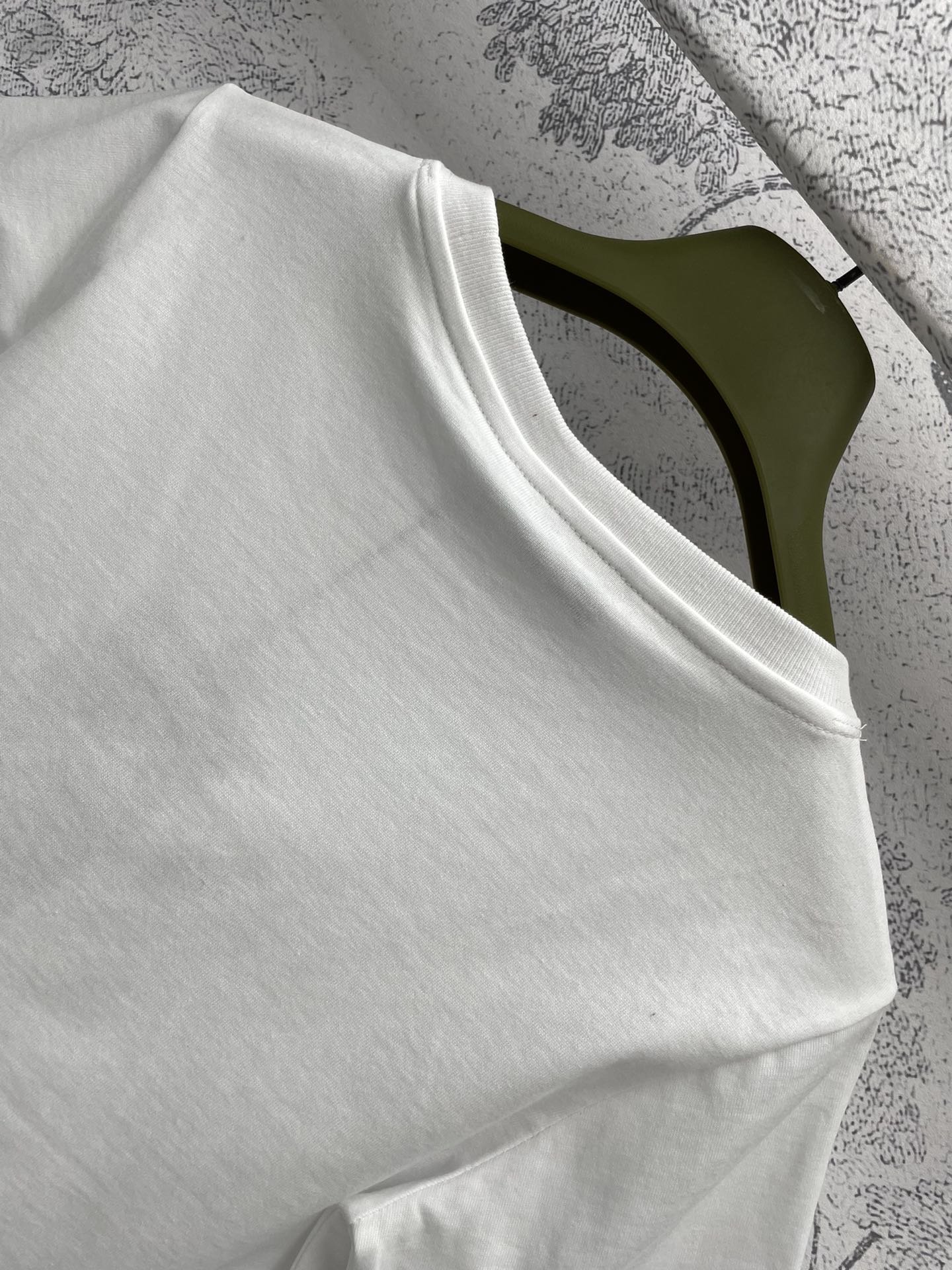 G家24春夏logo印花圆领短款短袖T恤简约纯色打造清新百搭时髦单品胸前拼色Logo印花图案点缀彰显品牌