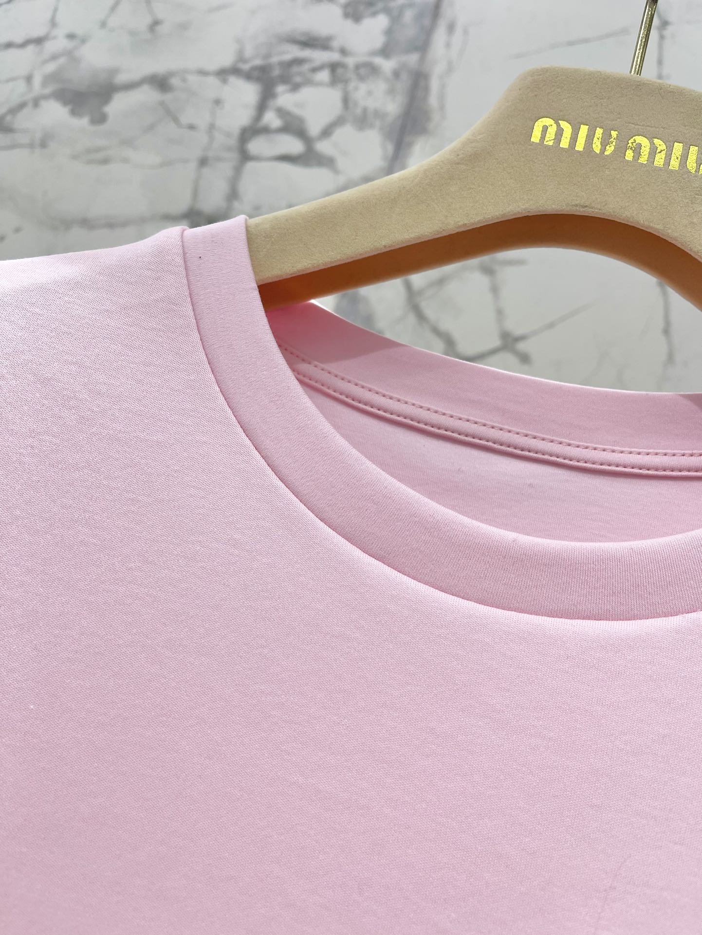 *2024夏季新款亮片刺绣口袋无袖上衣MIUMIU家的设计总是那么精致又时尚这次的新款也不例外宽松的圆领