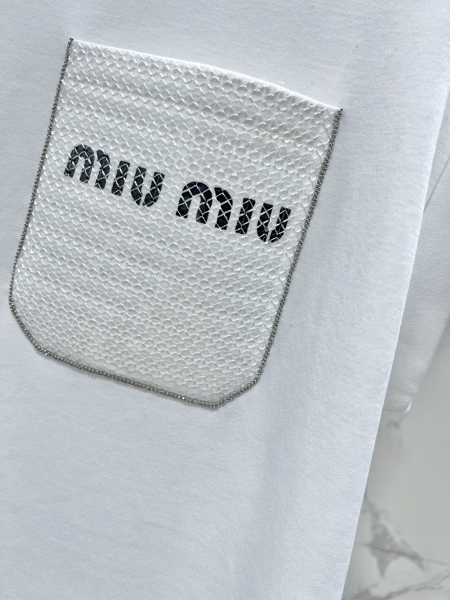 *2024夏季新款亮片刺绣口袋无袖上衣MIUMIU家的设计总是那么精致又时尚这次的新款也不例外宽松的圆领