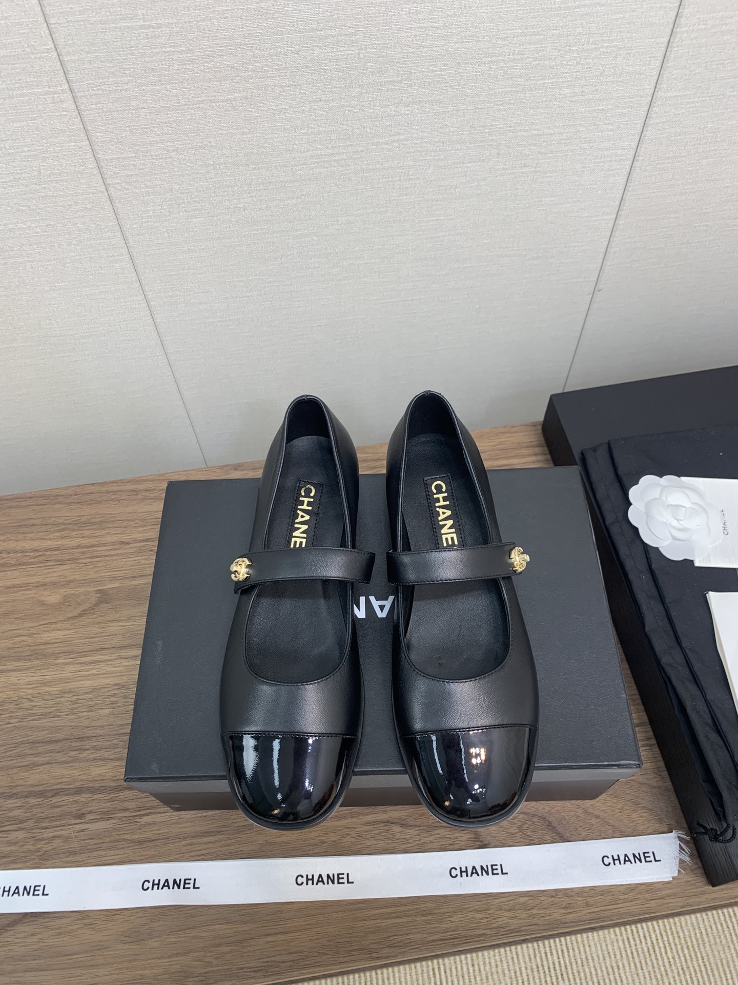 NO:653647,CHANE*｜Xiaoxiang 25c Mary Jane’s new and most beautiful series. The high-end sense of Xiangjia always impresses people. It looks like a simple style, but it is inexplicably high-end on the feet. Many people have asked me to recommend this shoe for work. The square toe determines its style. It is also very tolerant to the shape of the foot for work and commuting. It is suitable for all kinds of foot types. The upper is imported cow patent leather and the lining is made of mixed imported lambskin. It is soft when you put it in.  Outsole Customized Italian genuine leather sole Heel height 2.5cm Size35-39 (customized for 40, 41), Mary Jane, chanel, chanel, mary jane, sheepskin19860909CHANE*｜小香25c玛丽珍新品最美系列 香家高级感这块总让人大写的服气 看起来蛮简单的款式 但上脚就莫名很高阶 之前好多人找我要上班的单鞋这款举双手推荐 方方的鞋头决定了它的风格走向 上班通勤款 对脚型的包容度也很高 适合各种各样的脚型 鞋面进口牛漆皮 内里采用混种进口小羊皮 伸进去软软的哦 大底定制意大利真皮底 跟高2.5cm Size35-39（40、41定制）,玛丽珍,chanel,chanel,mary jane,sheepskin,Women's Shoes