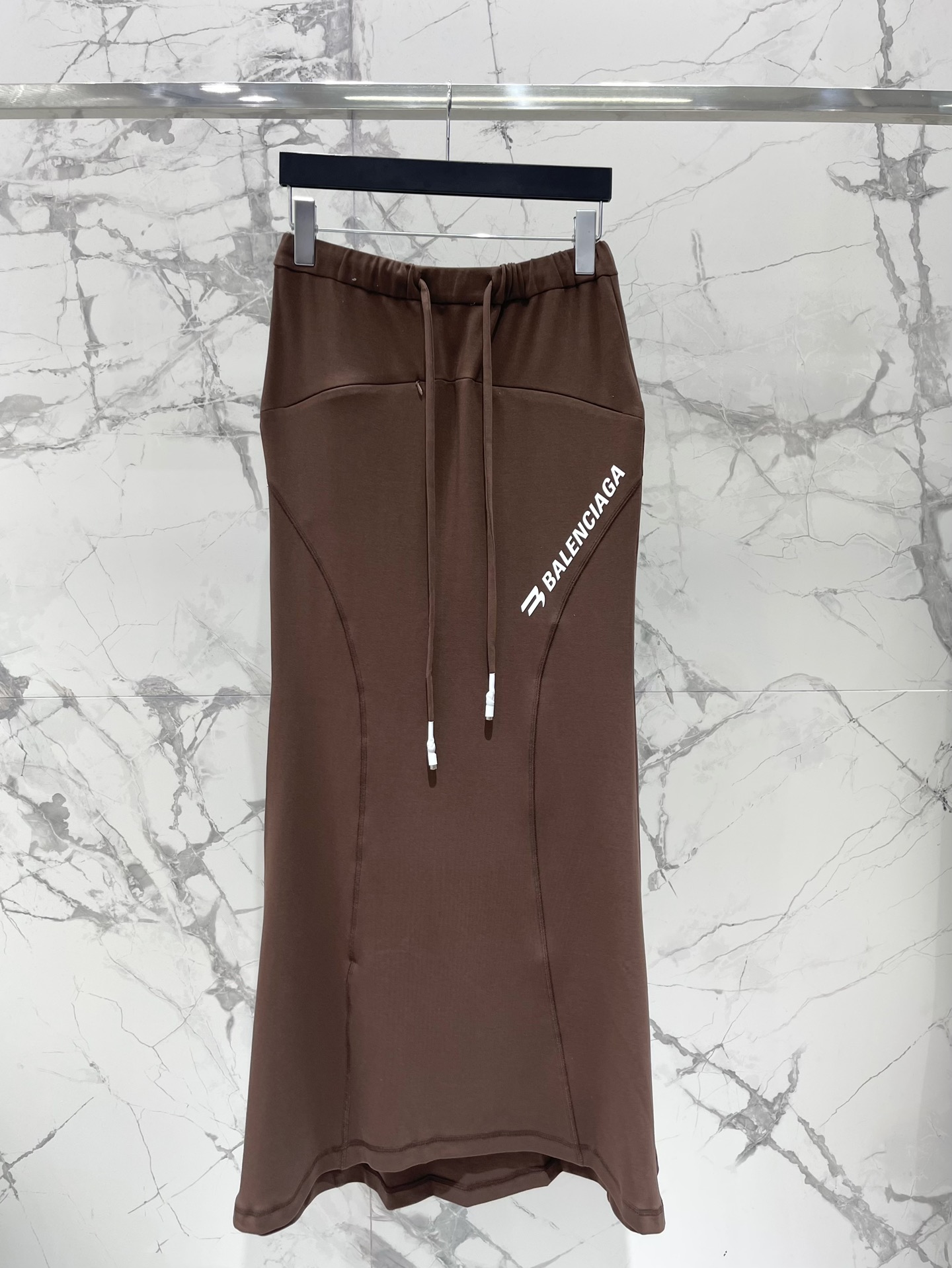 *巴黎家SS24年夏季新款鱼尾半裙来自巴黎家的弹力抽绳收腰鱼尾半裙！穿上它简直就是显瘦显高的神器啊！这款
