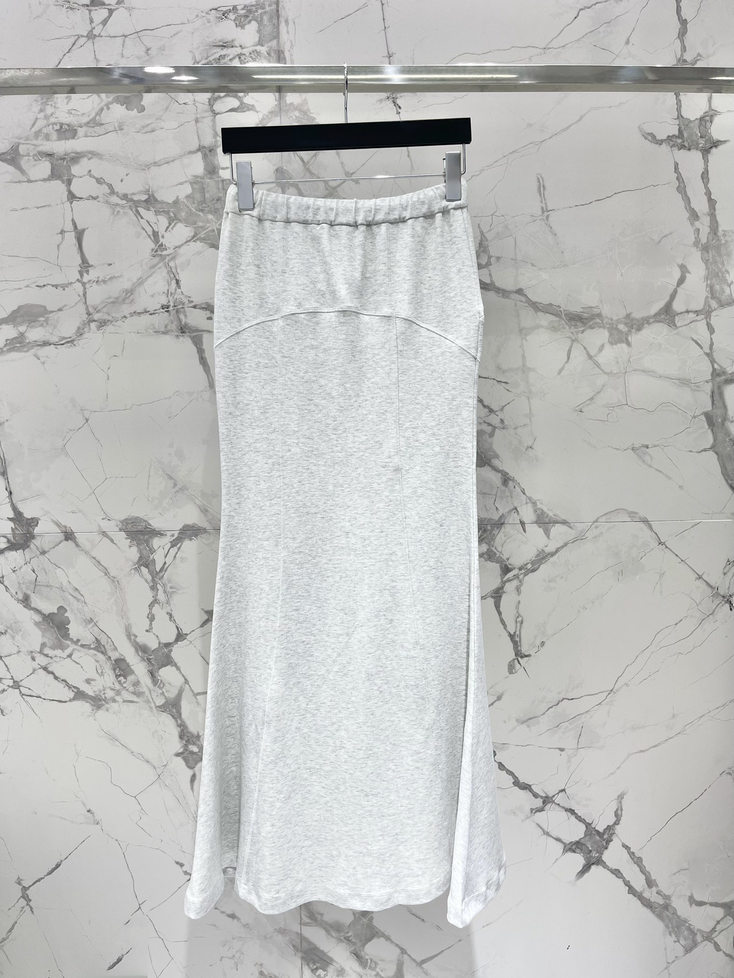 *巴黎家SS24年夏季新款鱼尾半裙来自巴黎家的弹力抽绳收腰鱼尾半裙！穿上它简直就是显瘦显高的神器啊！这款