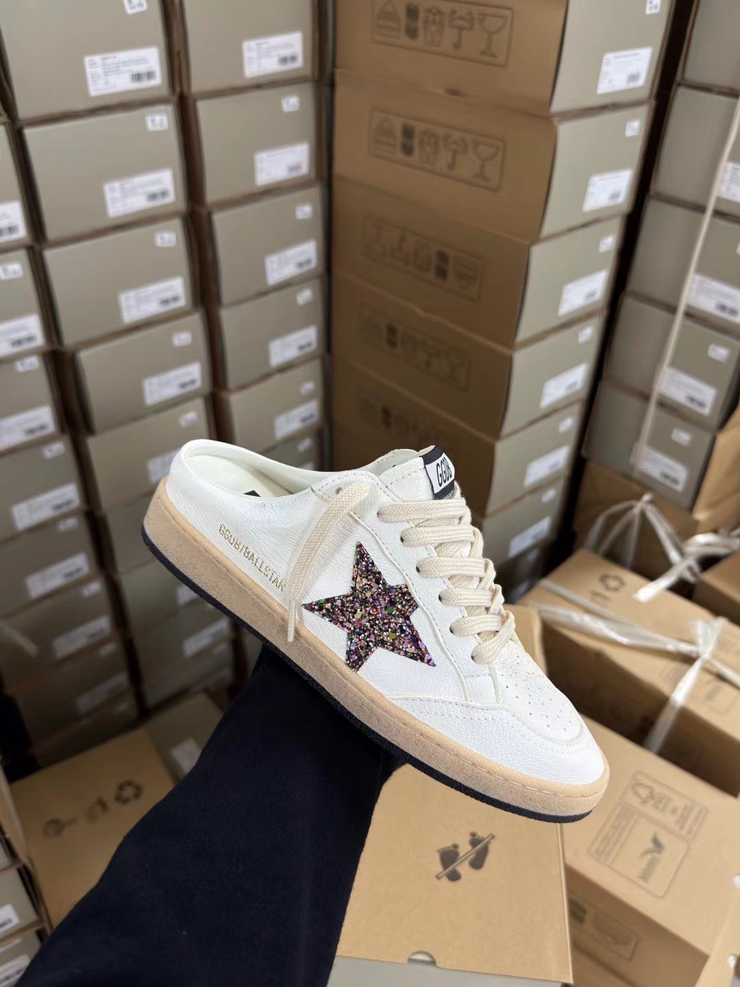 NO:223463,(Long-term goods production. Order inquiry) New semi-drag couple's original order purchase high-end version!  Don't bother with the low end!  The new summer GGDB ballstar semi-dragged golden goose small dirty shoes are being shipped!  New model is coming, beautiful and versatile, with full details~ This year's latest edition, limited edition and high quality, Material: Original cowhide fabric. Original cowhide terry cloth inner insole: movable removable cowhide insole. About 2cm thick, latex pad Insole: Original open mold rubber sole Size: Women 35-41 Men 40-44 (slippers are recommended to get one size larger, men are expensive 40) Color: Black Star. Pink Star. Gray Star. Silver Star. Color Star. Leopard Print Star. Packaging: Upgraded counter new packaging. Accessories. Cards. Tags, cloth bags., casual shoes/sports shoes, sneakers, slippers, cowhide, gold19860909（长期做货.订单询价） 新款半拖情侣款原单代购高版本！低端勿扰！夏季新款GGDB ballstar半拖 黄金鹅小脏鞋爆款半拖新色出货啦！ 新款来袭 好看又百搭,细节拉满～ 今年最新版面 官网专柜限定款 高版本高品质 材料: 原版牛皮面料. 原版牛皮毛巾布内里 鞋垫: 活动可拆卸牛皮鞋垫.厚约2cm 乳胶垫 鞋垫:原版开模橡胶底 Size:女35-41 男40-44（拖鞋建议拿大一码,男贵40） 颜色: 黑星.粉星.灰星. 银星.彩星.豹纹星 包装: 升级专柜新包装.配件卡片.吊牌,布袋.,休闲鞋/运动鞋,sneakers,slippers,cowhide,gold,Women's Shoes