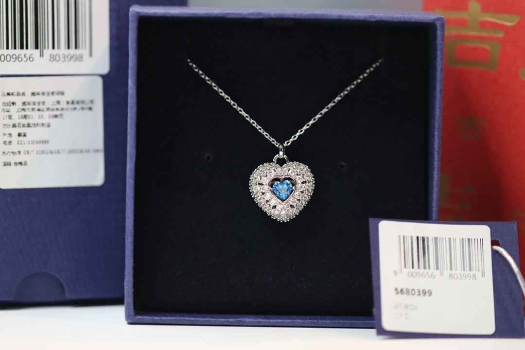  swarovski 怦然心动 蓝钻爱心锁骨项链

这款浪漫的施华洛世奇链坠将两颗心合二为一。镀铑图案采