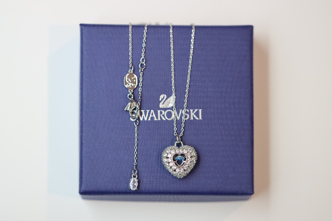  swarovski 怦然心动 蓝钻爱心锁骨项链

这款浪漫的施华洛世奇链坠将两颗心合二为一。镀铑图案采