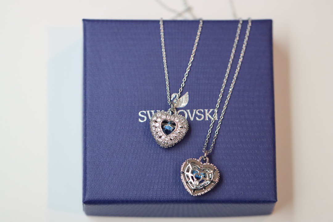  swarovski 怦然心动 蓝钻爱心锁骨项链

这款浪漫的施华洛世奇链坠将两颗心合二为一。镀铑图案采