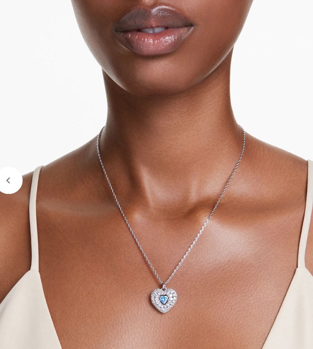  swarovski 怦然心动 蓝钻爱心锁骨项链

这款浪漫的施华洛世奇链坠将两颗心合二为一。镀铑图案采