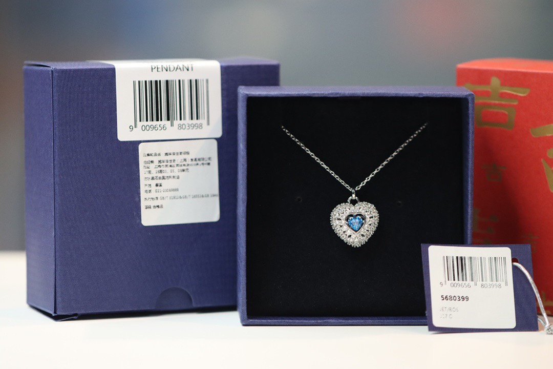  swarovski 怦然心动 蓝钻爱心锁骨项链

这款浪漫的施华洛世奇链坠将两颗心合二为一。镀铑图案采