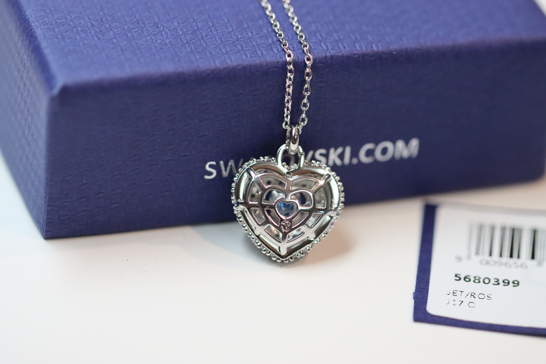  swarovski 怦然心动 蓝钻爱心锁骨项链

这款浪漫的施华洛世奇链坠将两颗心合二为一。镀铑图案采