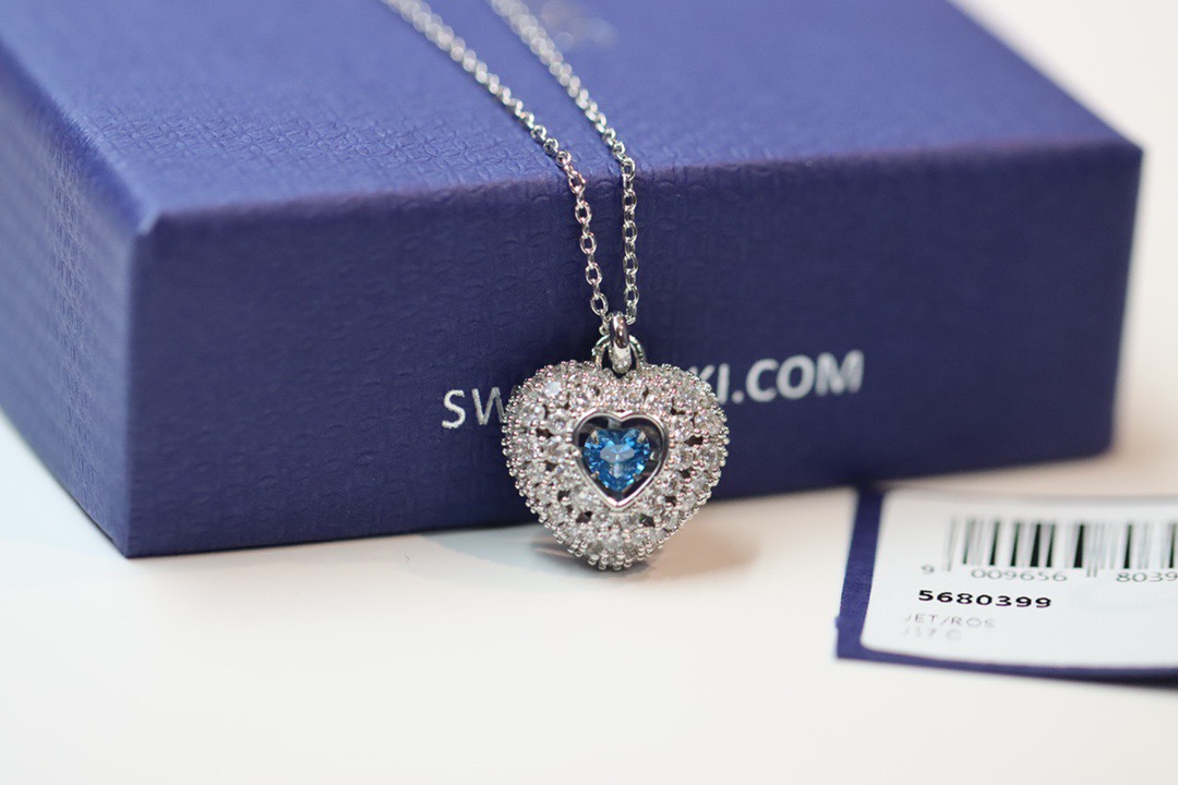  swarovski 怦然心动 蓝钻爱心锁骨项链

这款浪漫的施华洛世奇链坠将两颗心合二为一。镀铑图案采