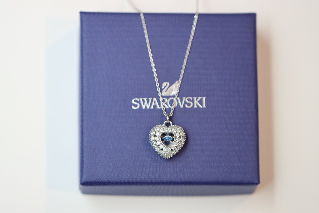  swarovski 怦然心动 蓝钻爱心锁骨项链

这款浪漫的施华洛世奇链坠将两颗心合二为一。镀铑图案采
