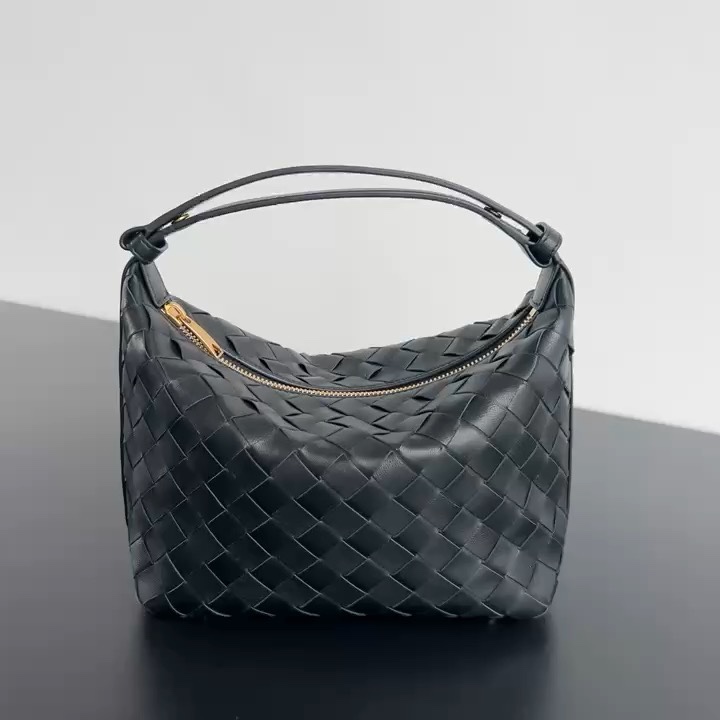Bottega Veneta Small size and amazing capacity. All the little secrets of summer are in Wallace