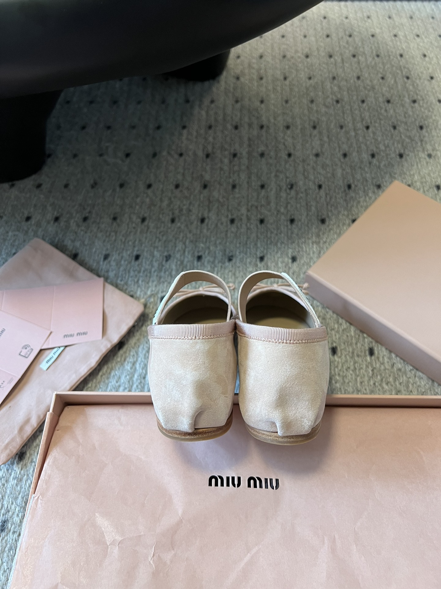 代购级MiuMiu仙女芭蕾舞平底单鞋缎面芭蕾平底鞋亮相2022秋冬时装秀焕新演绎MiuMiu系列标志性的