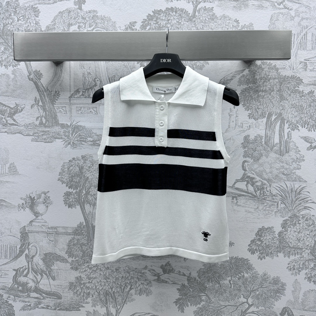 NO:696565,Dio* new product launch knitted striped lapel vest, customized YB imported wool knitted material, light and breathable texture, decorated with striped texture, embroidered bee pattern decoration on the hem, overall advanced and simple, surface accessories development, sleeveless vest tailoring, can be worn alone or layered, an essential matching item, a whole life, simple design, not outdated at all, the upper body is fashionable and high-end, high version, dior,19860909Dio*新品上架针织条纹翻领背心定制YB进口羊毛针织材质 质感轻薄透气 饰以条纹肌理呈现 下摆刺绣小蜜蜂图案装饰 整体高级简约 面辅料开发 无袖背心剪裁 单穿叠穿都 必不可少的搭配单品 一整个爱住 简约设计 完全不会过时 上身洋气又高级  高版本,,dior,,Women's clothing