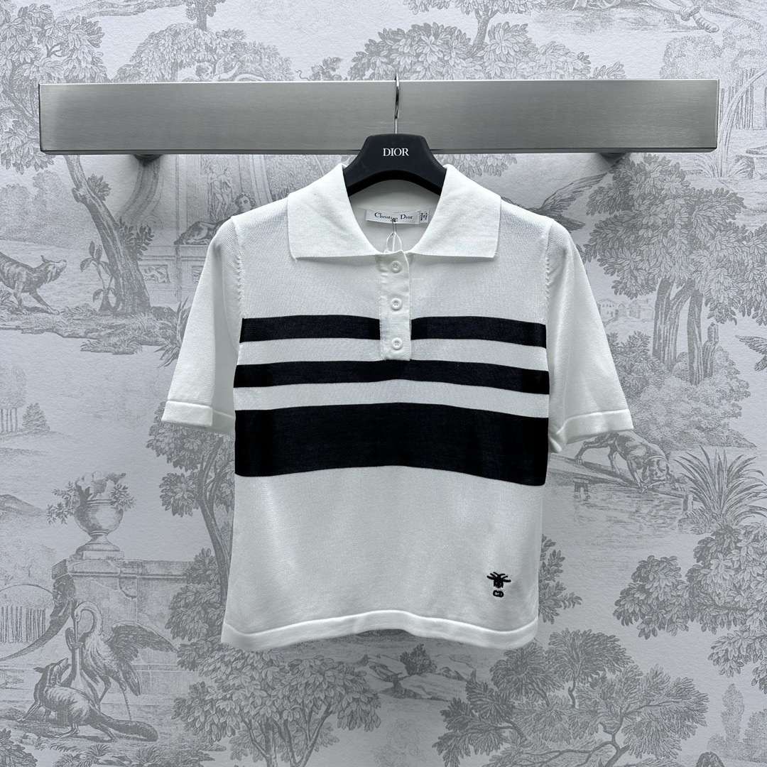 NO:696563,Dio* new product is on the shelves, striped lapel short-sleeved knitted custom YB imported wool knitted material, light and breathable texture, decorated with striped texture, embroidered bee pattern decoration on the hem, overall high-end and simple, surface accessories development, Polo top tailoring, worn alone or layered, an essential matching item, a whole life, simple design, completely timeless, fashionable and high-end, high version, dior, T-shirt,19860909Dio*新品上架条纹翻领短袖针织定制YB进口羊毛针织材质 质感轻薄透气 饰以条纹肌理呈现 下摆刺绣小蜜蜂图案装饰 整体高级简约 面辅料开发 Polo上衣剪裁 单穿叠穿都 必不可少的搭配单品 一整个爱住 简约设计 完全不会过时 上身洋气又高级  高版本,,dior,T-shirt,,Women's clothing