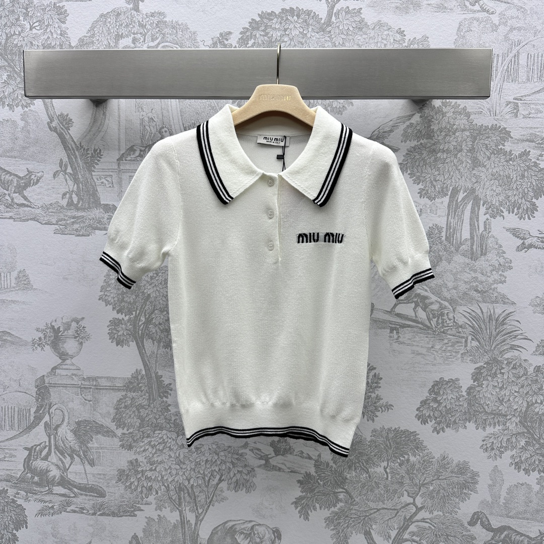 NO:696557,Miumi* new product on the shelves, contrasting color lapel knitted top, customized YB imported wool material, soft and comfortable texture, classic contrasting color design, durable and versatile, fabric and accessories development, lapel short top, slimming on the upper body, adjustable collar button decoration, exquisite age-reducing Miu family classics, making fairies more delicate and charming, high version 2 colors,,miumiu,19860909Miumi*新品上架撞色翻领针织上衣定制YB进口羊毛材质 质感软糯舒适 经典撞色设计 耐看百搭 面辅料开发 翻领短款上衣 上身显瘦气质 领口襟扣调节装饰 精美减龄 Miu家经典之作 让仙女更为娇俏动人  高版本2色,,miumiu,,Women's clothing