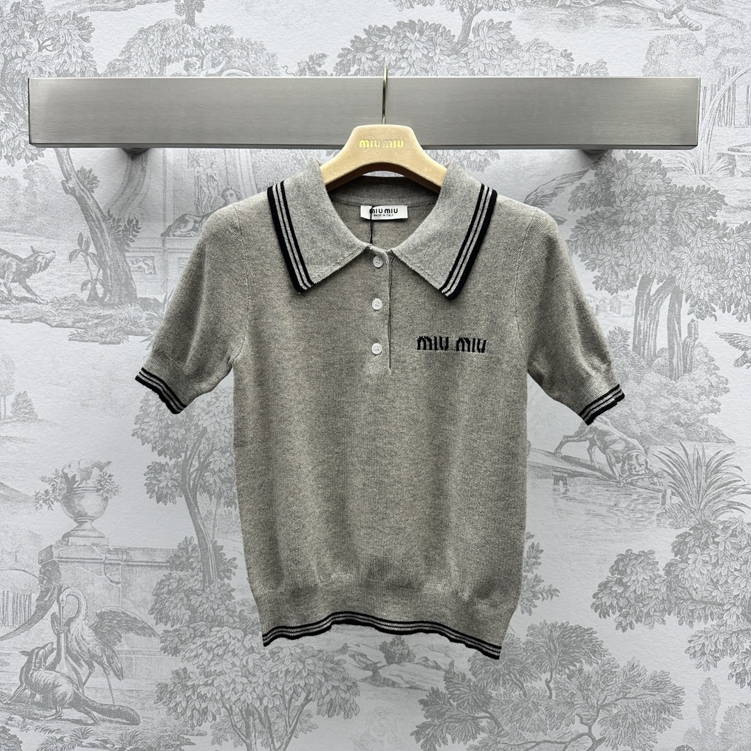 NO:696561,Miumi* new product on the shelves, contrasting color lapel knitted top, customized YB imported wool material, soft and comfortable texture, classic contrasting color design, durable and versatile, fabric and accessories development, lapel short top, slimming on the upper body, adjustable collar button decoration, exquisite age-reducing Miu family classics, making fairies more delicate and charming, high version 2 colors,,miumiu,19860909Miumi*新品上架撞色翻领针织上衣定制YB进口羊毛材质 质感软糯舒适 经典撞色设计 耐看百搭 面辅料开发 翻领短款上衣 上身显瘦气质 领口襟扣调节装饰 精美减龄 Miu家经典之作 让仙女更为娇俏动人  高版本2色,,miumiu,,Women's clothing