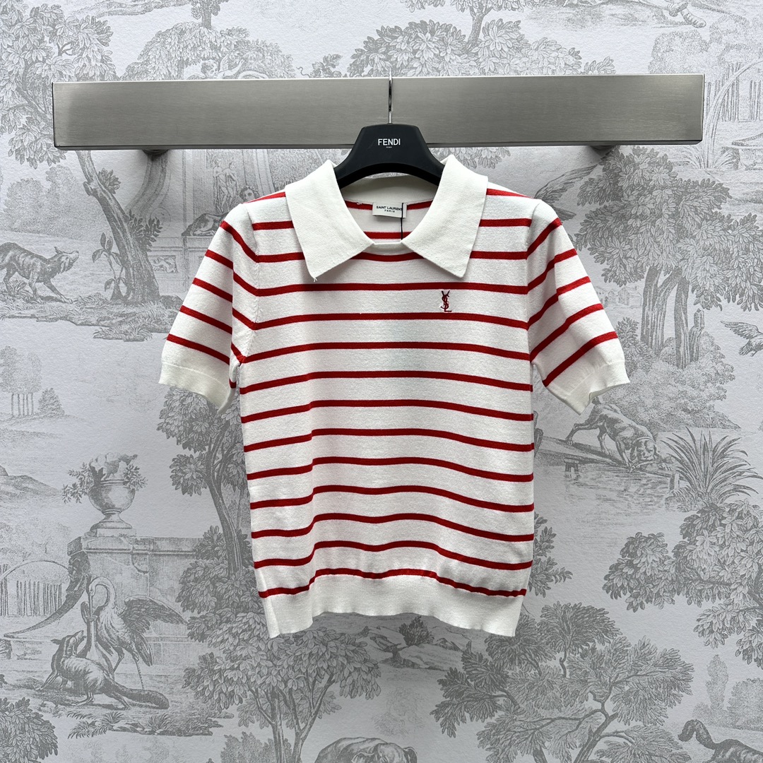 NO:696556,Ysl / Saint Laurent* new product on the shelves. Embroidered letter lapel knitted custom YB imported wool material. Washed, soft, comfortable and breathable. Decorated with embroidered letters on the chest in contrasting colors. Fashionable and age-reducing. Surface accessories developed. Lapel striped Polo top. The upper body is full of style. Recommended. High version 2 colors, saint laurent, saint laurent,19860909Ysl / Saint Laurent*新品上架 刺绣字母翻领针织定制YB进口羊毛材质 水洗柔软舒适透气 饰以胸前刺绣字母撞色装饰 时髦减龄 面辅料开发 翻领条纹Polo上衣 上身洋气十足 推荐入   高版本2色,,saint laurent,saint laurent,,Women's clothing