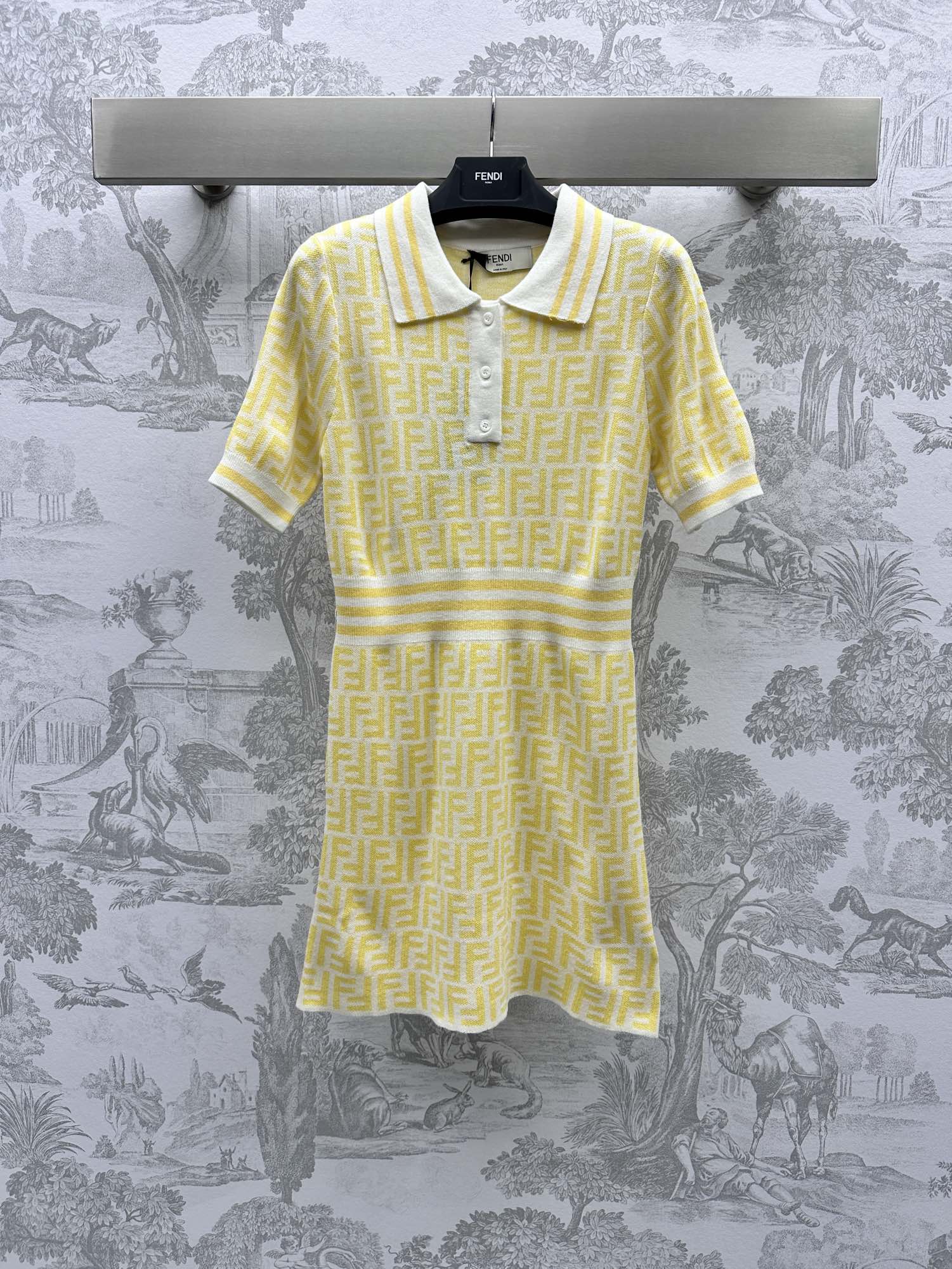 NO:696553,Fend* new product on the shelves jacquard knitted dress made of custom YB imported wool material with smooth and high-grade texture showing double F texture printed all over the neck placket button adjustment decoration Polo waist dress daily casual slim and inclusive upper body fashionable retro high version, fendi, skirts,19860909Fend*新品上架提花针织连衣裙定制YB进口羊毛材质 质感垂顺高级 呈现出满印双F肌理 领口襟扣调节装饰 Polo收腰连衣裙 日常休闲显瘦包容 上身洋气复古  高版本,,fendi,skirts,,Women's clothing