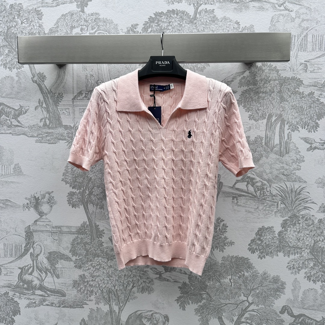 NO:696541,Polo* new product launch lapel knitted top customized with YB imported high-viscosity cotton material. Made with imported machine density to restore the high-elastic twist texture. Comfortable and slim to wear. Decorated with embroidered patterns on the chest. Sweet temperament. Development of surface accessories. Slim-fitting tailoring. Full of elasticity. The upper body looks slimmer. High version 4 colors.19860909Polo*新品上架翻领针织上衣定制YB进口高粘棉材质 进口机器密度制造 还原出高弹力的麻花肌理 穿搭舒适显瘦 饰以胸前刺绣图案装饰 气质甜美 面辅料开发 修身版型剪裁 高弹力十足 上身显瘦气质  高版本4色,,,Women's clothing