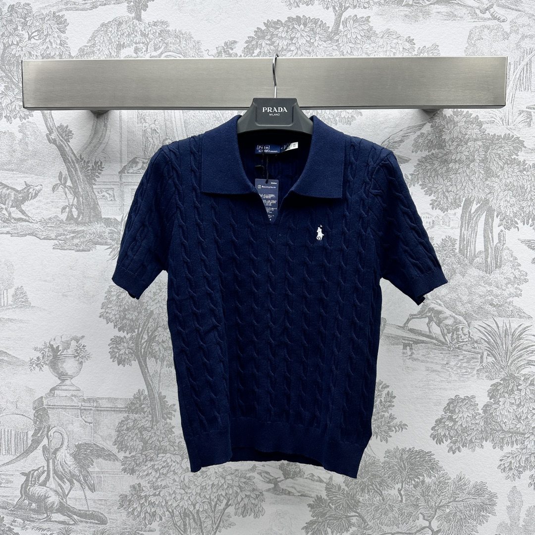 NO:696549,Polo* new product launch lapel knitted top customized with YB imported high-viscosity cotton material. Made with imported machine density to restore the high-elastic twist texture. Comfortable and slim to wear. Decorated with embroidered patterns on the chest. Sweet temperament. Development of surface accessories. Slim-fitting tailoring. Full of elasticity. The upper body looks slimmer. High version 4 colors.19860909Polo*新品上架翻领针织上衣定制YB进口高粘棉材质 进口机器密度制造 还原出高弹力的麻花肌理 穿搭舒适显瘦 饰以胸前刺绣图案装饰 气质甜美 面辅料开发 修身版型剪裁 高弹力十足 上身显瘦气质  高版本4色,,,Women's clothing