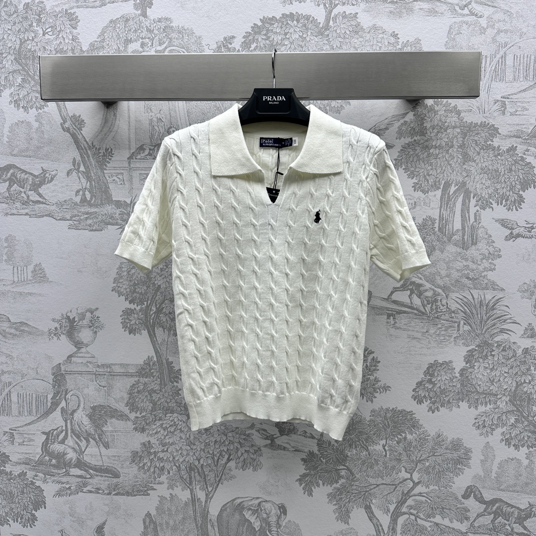 NO:696523,Polo* new product launch lapel knitted top customized with YB imported high-viscosity cotton material. Made with imported machine density to restore the high-elastic twist texture. Comfortable and slim to wear. Decorated with embroidered patterns on the chest. Sweet temperament. Development of surface accessories. Slim-fitting tailoring. Full of elasticity. The upper body looks slimmer. High version 4 colors.19860909Polo*新品上架翻领针织上衣定制YB进口高粘棉材质 进口机器密度制造 还原出高弹力的麻花肌理 穿搭舒适显瘦 饰以胸前刺绣图案装饰 气质甜美 面辅料开发 修身版型剪裁 高弹力十足 上身显瘦气质  高版本4色,,,Women's clothing