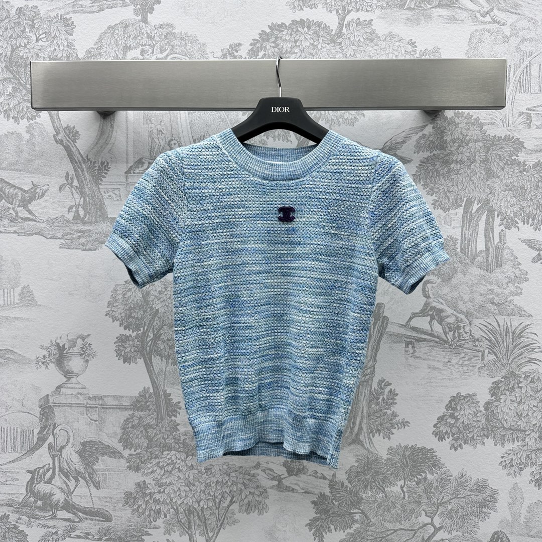 NO:696543,Chane*'s new products are on the shelves, custom-made short-sleeved knitted short-sleeves in different colors. Made of a variety of imported yarns. The texture is soft, delicate and comfortable. The correct gradient texture is used to make the garment fashionable and unique. The double-C label embellishment on the chest immediately improves the sophistication. Development of surface accessories. Slim-fitting top tailoring. Layered in all seasons. Exquisite and fashionable. High version 36 38 40,,chanel,T-shirt,19860909Chane*新品上架错色短袖针织定制YB进口多种纱线制造 质感软糯细腻舒适 沿用不对错色渐变肌理 让成衣时髦兼并独特 胸前双c贴标点缀装饰 精致度立马提升 面辅料开发 修身上衣剪裁 四季叠穿 精致且时髦  高版本36 38 40,,chanel,T-shirt,,Women's clothing