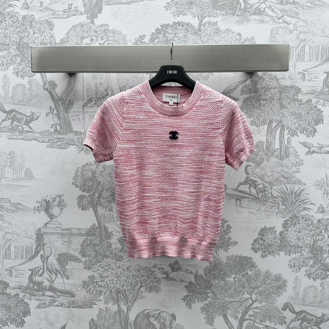 NO:696539,Chane*'s new products are on the shelves, custom-made short-sleeved knitted short-sleeves in different colors. Made of a variety of imported yarns. The texture is soft, delicate and comfortable. The correct gradient texture is used to make the garment fashionable and unique. The double-C label embellishment on the chest immediately improves the sophistication. Development of surface accessories. Slim-fitting top tailoring. Layered in all seasons. Exquisite and fashionable. High version 36 38 40,,chanel,T-shirt,19860909Chane*新品上架错色短袖针织定制YB进口多种纱线制造 质感软糯细腻舒适 沿用不对错色渐变肌理 让成衣时髦兼并独特 胸前双c贴标点缀装饰 精致度立马提升 面辅料开发 修身上衣剪裁 四季叠穿 精致且时髦  高版本36 38 40,,chanel,T-shirt,,Women's clothing