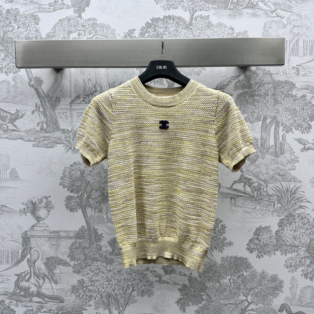 NO:696547,Chane*'s new products are on the shelves, custom-made short-sleeved knitted short-sleeves in different colors. Made of a variety of imported yarns. The texture is soft, delicate and comfortable. The correct gradient texture is used to make the garment fashionable and unique. The double-C label embellishment on the chest immediately improves the sophistication. Development of surface accessories. Slim-fitting top tailoring. Layered in all seasons. Exquisite and fashionable. High version 36 38 40,,chanel,T-shirt,19860909Chane*新品上架错色短袖针织定制YB进口多种纱线制造 质感软糯细腻舒适 沿用不对错色渐变肌理 让成衣时髦兼并独特 胸前双c贴标点缀装饰 精致度立马提升 面辅料开发 修身上衣剪裁 四季叠穿 精致且时髦  高版本36 38 40,,chanel,T-shirt,,Women's clothing
