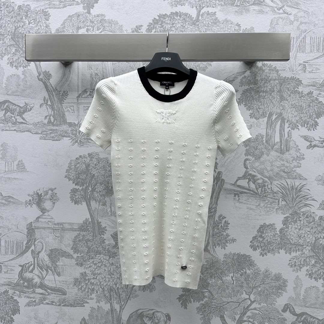 NO:696525,Celin* new product on the shelves, crocheted round neck short-sleeved knitted custom YB imported wool material, obvious texture, soft against the skin, decorated with Arc de Triomphe letters on the chest, restored three-dimensional flower pattern, fashionable and western-style, development of fabric accessories, round neck slim knitted top tailoring, slim upper body, full of temperament, high version 2 colors,,celine,T-shirt,19860909Celin*新品上架钩花圆领短袖针织定制YB进口全羊毛材质 肌理明显 贴肤柔软 胸前饰以凯旋门字母装饰 还原立体花朵图案 时髦洋气 面辅料开发 圆领修身针织上衣剪裁 上身修身显瘦 气质十足   高版本2色,,celine,T-shirt,,Women's clothing