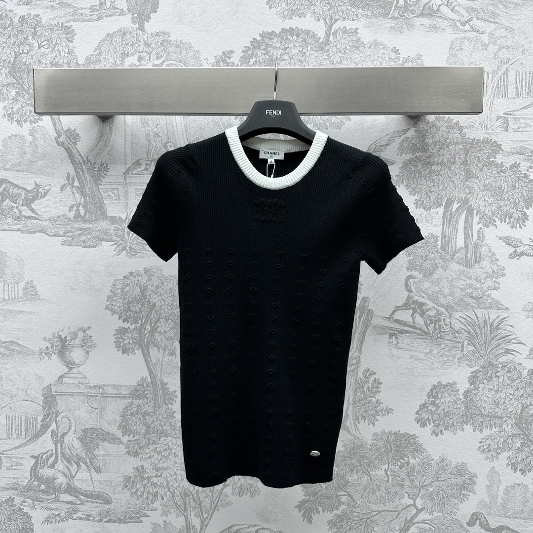 NO:696535,Celin* new product on the shelves, crocheted round neck short-sleeved knitted custom YB imported wool material, obvious texture, soft against the skin, decorated with Arc de Triomphe letters on the chest, restored three-dimensional flower pattern, fashionable and western-style, development of fabric accessories, round neck slim knitted top tailoring, slim upper body, full of temperament, high version 2 colors,,celine,T-shirt,19860909Celin*新品上架钩花圆领短袖针织定制YB进口全羊毛材质 肌理明显 贴肤柔软 胸前饰以凯旋门字母装饰 还原立体花朵图案 时髦洋气 面辅料开发 圆领修身针织上衣剪裁 上身修身显瘦 气质十足   高版本2色,,celine,T-shirt,,Women's clothing