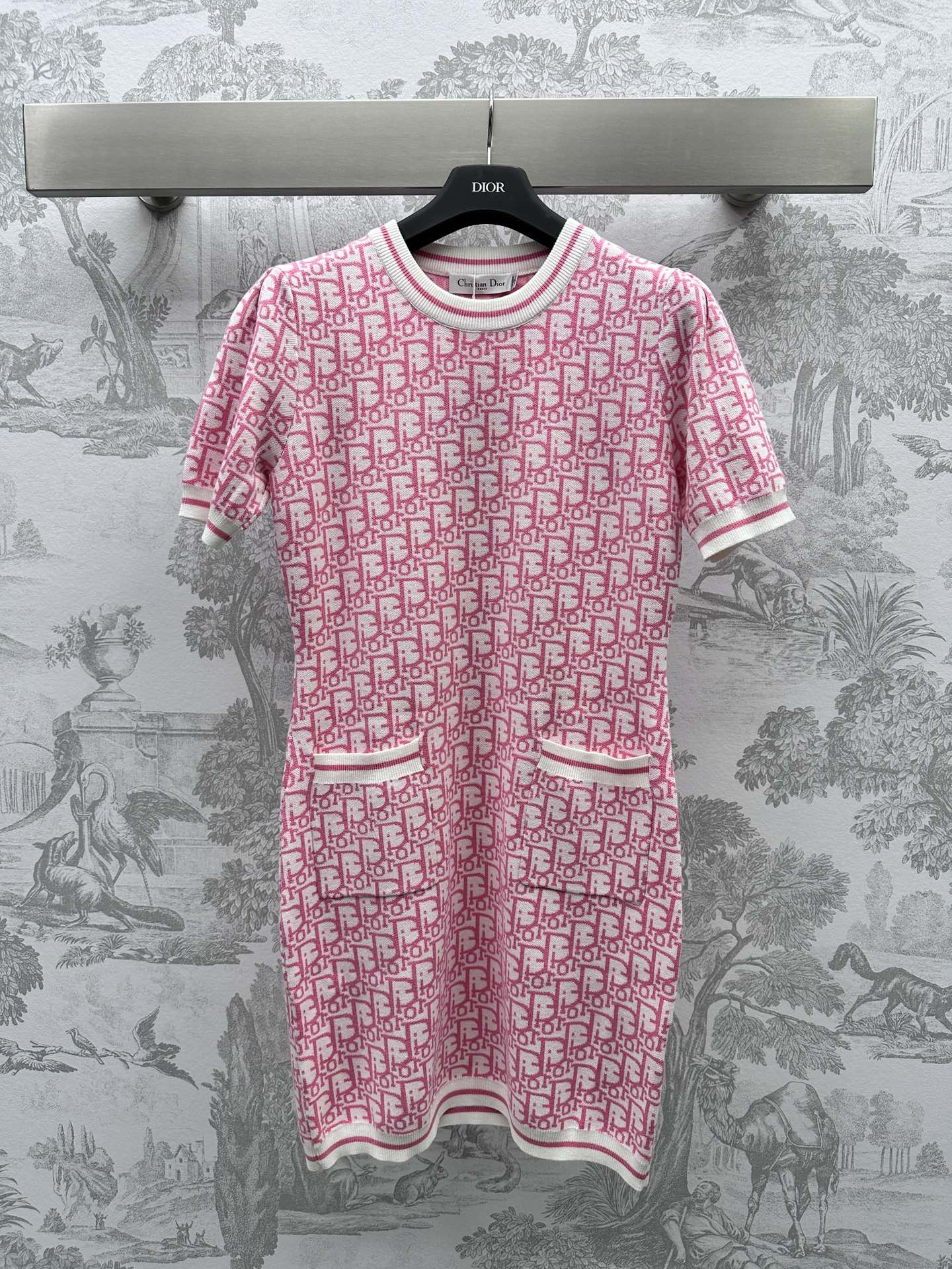 NO:696528,Dio*'s new arrival, the crochet knitted dress is made of custom YB imported wool. It is comfortable and elastic, soft and waxy against the skin. It is decorated with classic presbyopia patterns. It is fashionable and exquisite. Classic contrasting colors. Full of design. The upper body is slim and elegant. Straight dress cut. Classic and easy to match. Suitable for wearing alone or as an inner layer. High version in 2 colors, dior, skirts,19860909Dio*新品上架钩花针织连衣裙定制YB进口羊毛材质 舒适高弹 贴肤软糯 沿用经典老花图案装饰 时髦精致 经典撞色 设计感十足 上身显瘦气质 直筒连衣裙剪裁 经典好搭 单穿内搭都合适  高版本2色,,dior,skirts,,Women's clothing