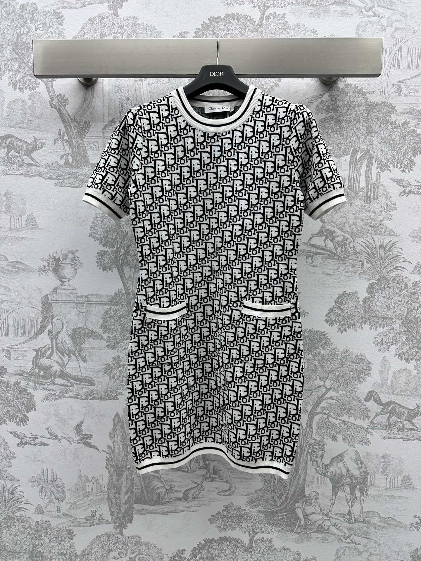 NO:696548,Dio*'s new arrival, the crochet knitted dress is made of custom YB imported wool. It is comfortable and elastic, soft and waxy against the skin. It is decorated with classic presbyopia patterns. It is fashionable and exquisite. Classic contrasting colors. Full of design. The upper body is slim and elegant. Straight dress cut. Classic and easy to match. Suitable for wearing alone or as an inner layer. High version in 2 colors, dior, skirts,19860909Dio*新品上架钩花针织连衣裙定制YB进口羊毛材质 舒适高弹 贴肤软糯 沿用经典老花图案装饰 时髦精致 经典撞色 设计感十足 上身显瘦气质 直筒连衣裙剪裁 经典好搭 单穿内搭都合适  高版本2色,,dior,skirts,,Women's clothing