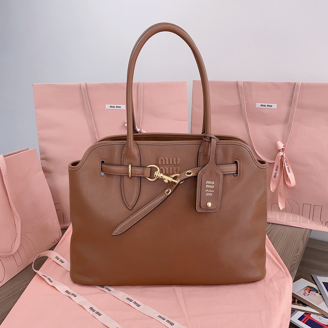 NO:198768,5BG291, a new popular mid-aged tote bag, with a new soft-fat sheepskin, and the leather is soft and high-end. This Aventure Naa leather handbag is inspired by the Miu collection design. The structure has been adjusted to become lighter and brings out a new personality. It is decorated with embossed letter logos and adds iconic elements. Vintage gold hardware accessories, linen-blend lining, with zippered pockets and patch pockets. The long wrist is suitable for use as a portable or single shoulder. Size 31X40X13CM, with original packaging, MIUMIU, miumiu, totes, sheepskin198609095BG291,新品爆款中古托特包,采用全新柔脂羊皮,皮质柔软高级,这款Aventure Naa皮革手袋灵感源自Miu典藏设计,结构经过调整,变得更加轻便,焕发全新个性,饰以压花字母徽标,增添标志性元素,复古金色五金配件,亚麻混纺衬里,配拉链口袋和贴袋,长手腕适合用作手提或单肩,尺寸31X40X13CM,配原版包装,MIUMIU,miumiu,totes,sheepskin,Bag